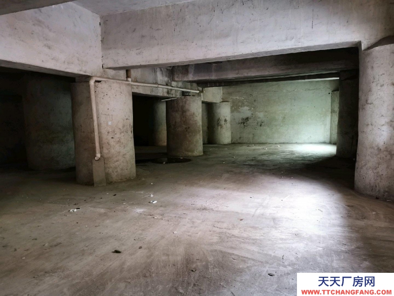 遵义汇川层高4m，交通方便，水电齐全。