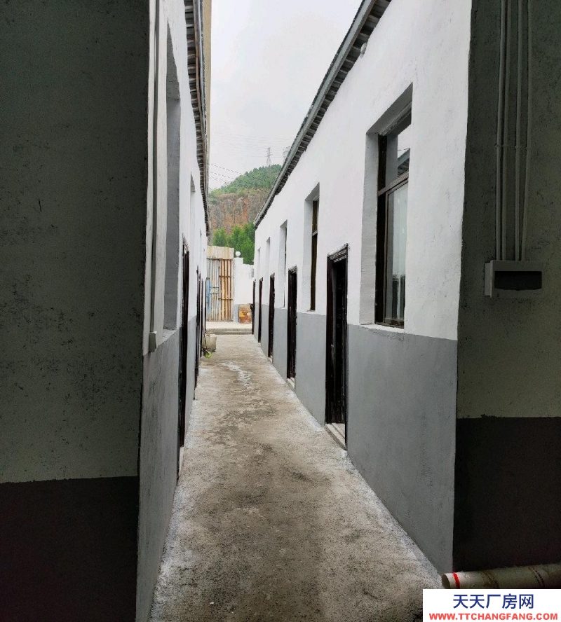 有10间住房约240平米，160平米库房