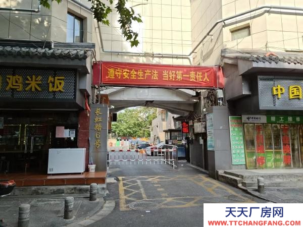 南京市建邺区仓库靠水西门桥秦淮河旁，上下货方便，离新街口很近，送货方便