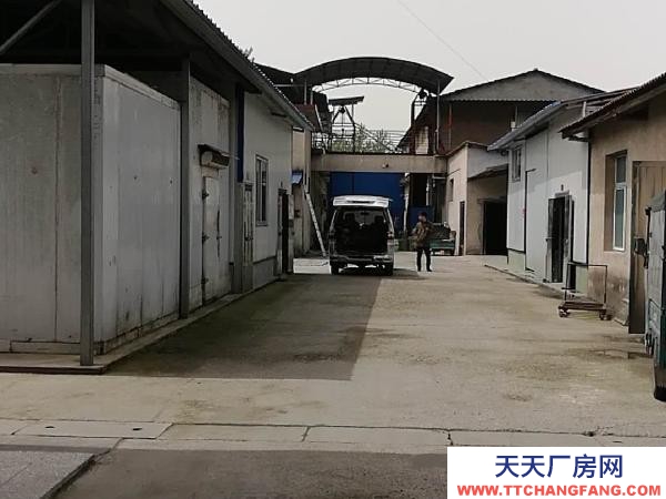 益阳市南县区厂房靠近沱江，能方便进出大货车。有上下2层仓库，带2套货梯。