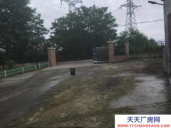 湘潭市湘乡市 玲子桥路边。80平，另一个小套间可出租，租金另算。贴在房在