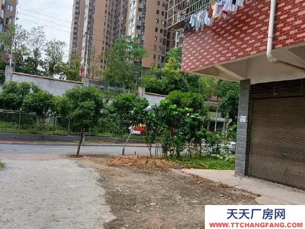 邵阳市大祥区 宝庆御园车库门口交通便利。可以做商铺